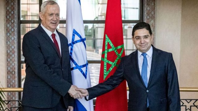 وزير الخارجية المغربي ناصر بو ريطة يصافح وزير الدفاع الإسرائيلي بيني غانتس