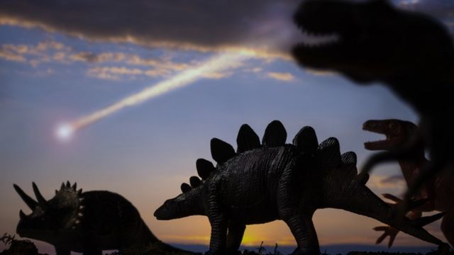 Representação de dinossauros e asteroide