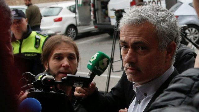 Jose Mourinho yitavye sentare hasigaye iminsi ibiri y'urukino rukurikira