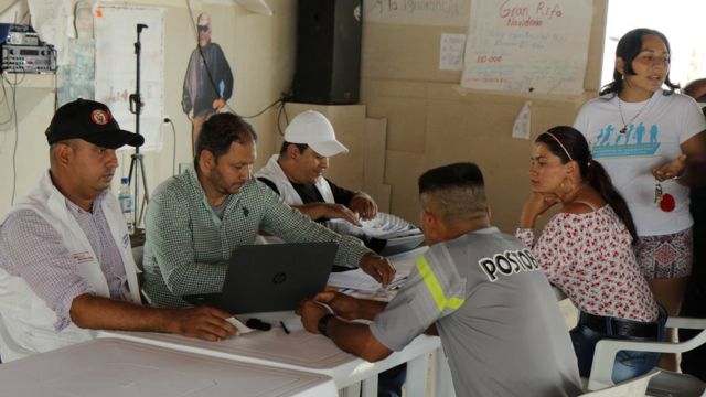 Exguerrilleros hacen el trámite para recibir el certificado de amnistía. (Foto: Natalio Cosoy/ BBC Mundo)