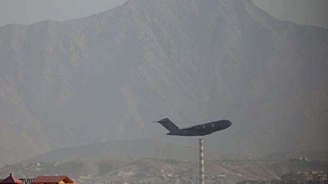 طائرة تابعة للقوات الجوية الأمريكية تقلع من المطار العسكري في كابل في 27 أغسطس/آب 2021