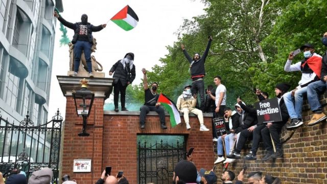 Bazı protestocular İsrail Büyükelçiliği yakınlarındaki bir duvara çıktı