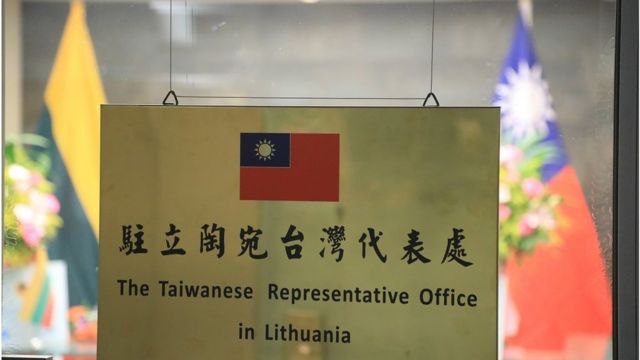台灣駐立陶宛代表處於上周四（11月18日）於該國首都維爾紐斯（Vilnius）正式掛牌成立。由於這是台灣首次在非邦交國家以"Taiwanese Representative Office"名稱設處的館處，被視為它的一個外交勝利。