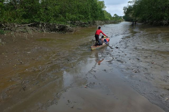 Sudah air sampan di Akibat Ombak