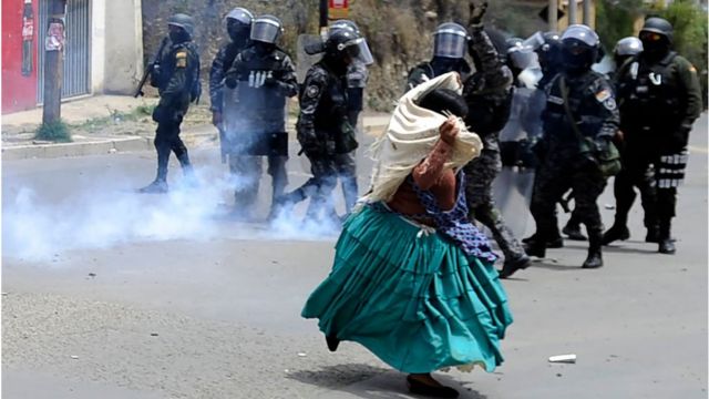 Una mujer confronta a policías en Bolivia