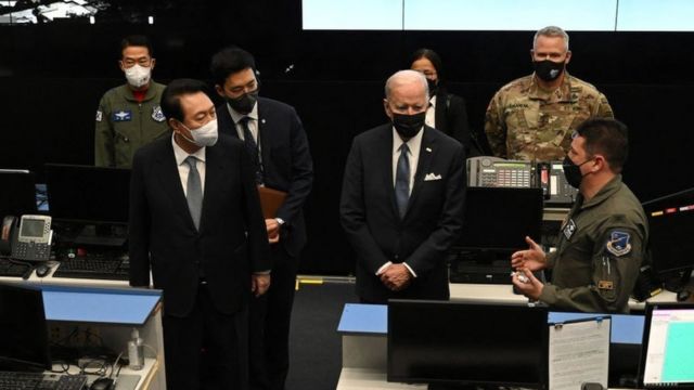 2022年5月，库钦斯基上校（右）向到访乌山基地的美国总统拜登（中）和韩国总统尹锡悦（左）讲解。(photo:BBC)