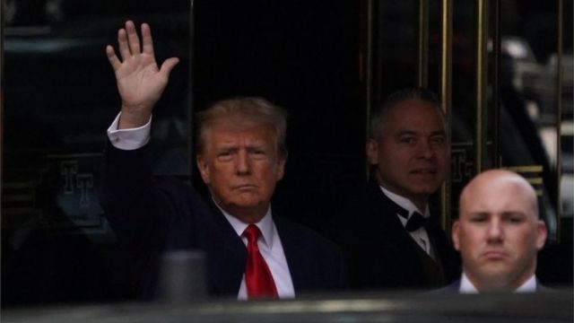 Donald Trump saluda a sus seguidores en Nueva York
