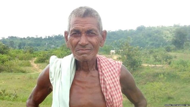 தனிஆளாக மண்வெட்டியால் வெட்டி, மூன்று கிலோமீட்டர் நீளமும், 5 அடி அகலமும், மூன்று அடி ஆழமும் கொண்ட ஒரு கால்வாயை லோங்கி உருவாக்கினார்.