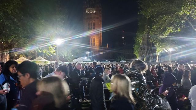 A fila em frente ao Parlamento britânico