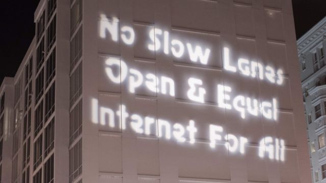 "No a las vías lentas. Internet abierto e igualitario para todos", decía este mensaje proyectado en un edificio de Washington DC el 7 de diciembre.