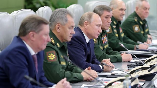 普京和国防部官员观看超音速导弹发射。(photo:BBC)