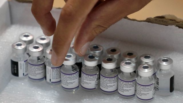 Frascos con dosis de vacuna de Pfizer en Israel