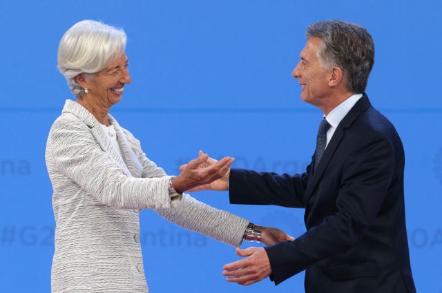 Christine Lagarde y Mauricio Macri se saludan en la cumbre del G20 en Buenos Aires, en 2018