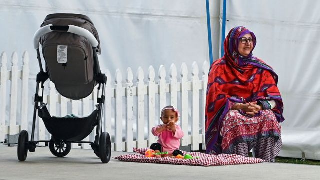 குழந்தை ஃபாத்திமா பெவிலியனுக்கு வெளியே விளையாடுகிறாள்