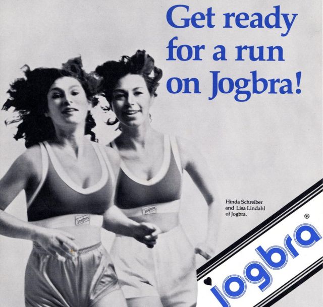Propaganda dos anos 80 mostra duas mulheres correndo com sutiãs esportivos