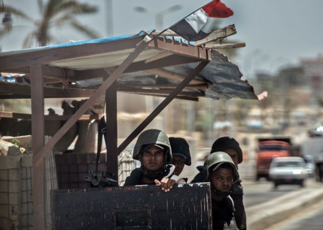 جنود مصريون يحرسون نقطة أمنية شمال سيناء