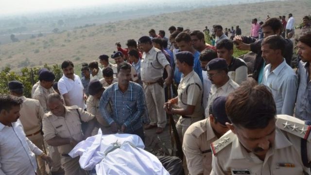 सिमी कार्यकर्ता के शव ले जाती पुलिस