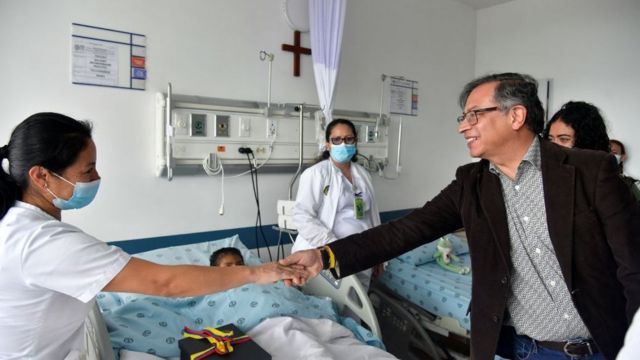 El presidente colombiano Gustavo Petro visita el hospital al que fueron llevados los menores rescatados de la selva.
