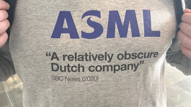 2020年BBC曾经在报道中称艾斯摩尔是“一个名不见经传的荷兰公司”，工作人员将这样的评论印在了衣服上。(photo:BBC)