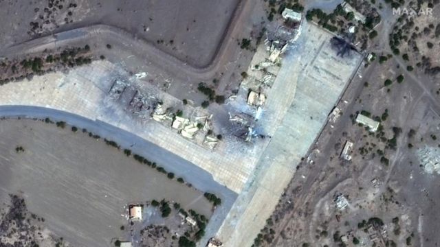 米英軍によるフーシ派拠点空爆後、紅海沿岸の港町フダイダを映した13日の人工衛星画像。攻撃による被害が映っているとされる。（提供：米マクサー社）