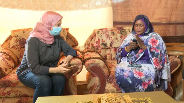شاهندة والدة طلال وسالي نبيل مراسلة بي بي سي عربي