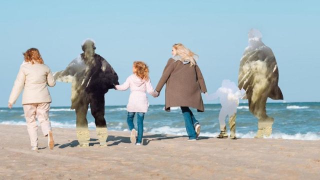 Pessoas de uma família de mãos dadas