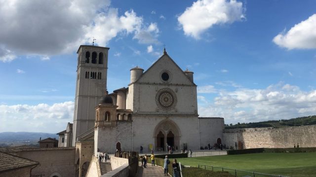 Basílica de São Francisco de Assis, dedicada ao santo, sede da ordem e onde estão sepultados os restos mortais dele, em Assis, na Itália