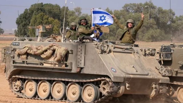 Tanque de guerra com soldados israelenses