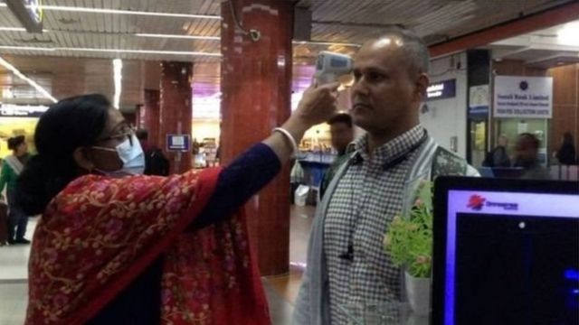 ঢাকার শাহজালাল আন্তর্জাতিক বিমানবন্দরে হ্যান্ডহেল্ড স্ক্যানার দিয়ে যাত্রী স্ক্রিনিং করা হচ্ছে