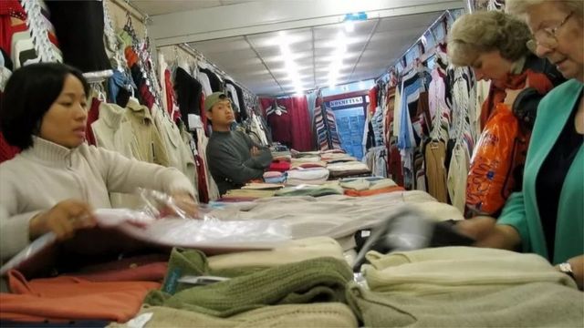 Nhiều người Việt Nam làm nghề buôn bán quần áo tại Ba Lan