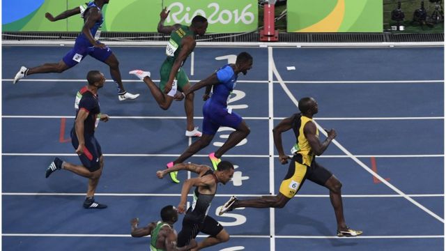 Usain Bolt cruza a linha de chegada dos 100 metros no Rio