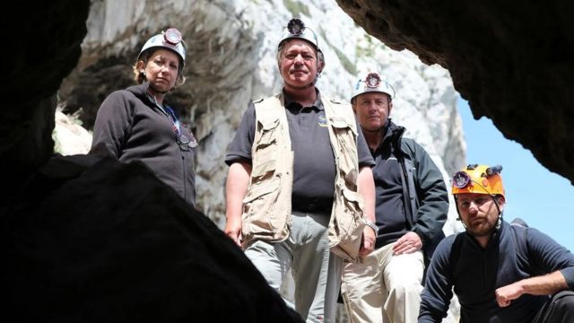 Finlayson et ses collègues à Gorham's Cave, le dernier endroit connu où vivaient des Néandertaliens ?