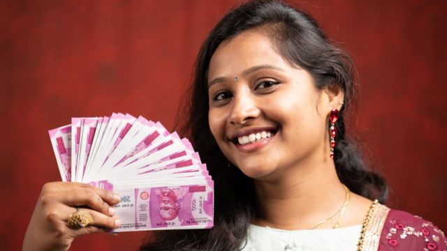 இணையத்தில் கொட்டிக்கிடக்கும் வாய்ப்புகள் - பெரிய முதலீடின்றி சுயதொழில் தொடங்குவது எப்படி?