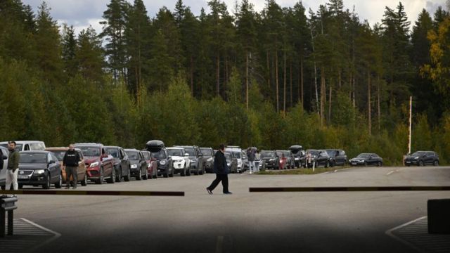 Rusya'dan kaçanlar Finlandiya sınırında kuyruk oluşturdu