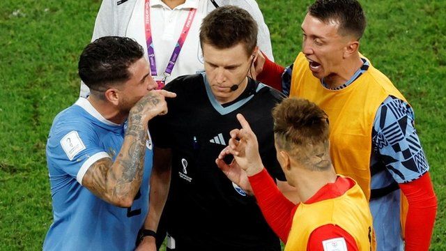 Indignación en Uruguay: Por qué la FIFA pidió borrar dos estrellas de su  escudo y los argumentos de la defensa charrúa