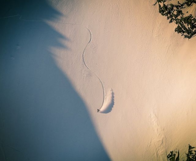 Сноубордист спускается с горы