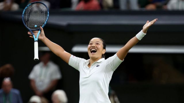 Harmony Tan ăn mừng sau khi giành điểm trong trận đấu với Serena Williams