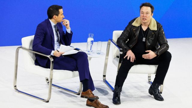 Elon Musk (der.) en conversación con Andrew Ross Sorkin