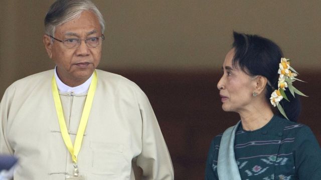 ミャンマー国会内でティン・チョー氏とアウン・サン・スー・チー氏(15日)