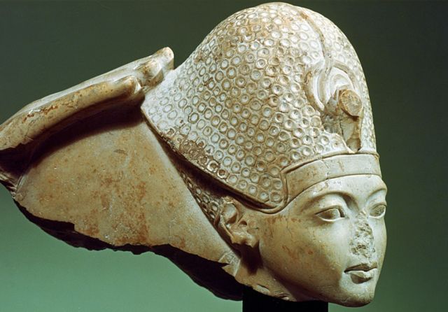 Tutankamón con la corona azul (y sin nariz), siglo XIV a.C. Tutankamón reinó entre 1333 y 1323 a.C. y fue un faraón de la XVIII Dinastía del Antiguo Egipto.