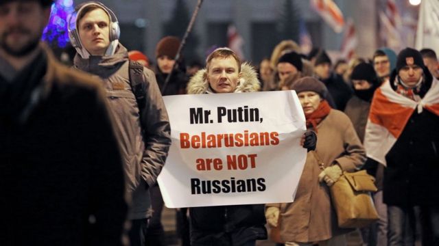 "Señor Putin, los bielorrusos no somos rusos", se lee en la pancarta de un manifestante de la protesta del 20 de diciembre.