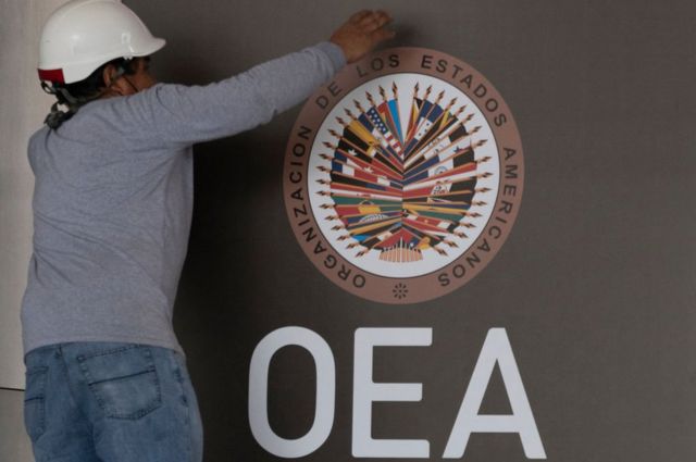 El logo de la OEA.