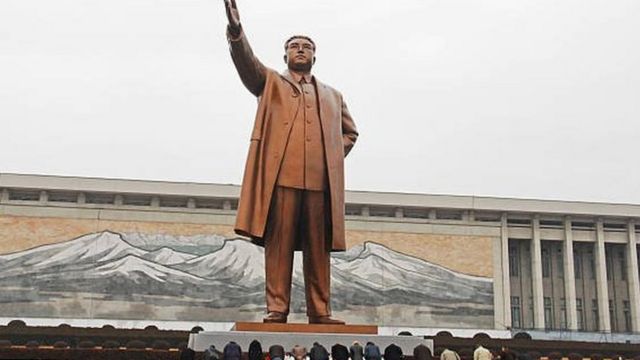 تمثال لمؤسس كوريا الشمالية كيم إيل سونغ في بيونغيانغ
