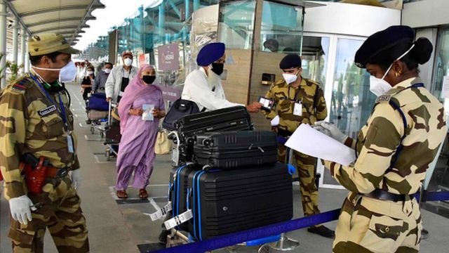 Выборочные проверки введены в аэропортах Дели и Мумбаи
