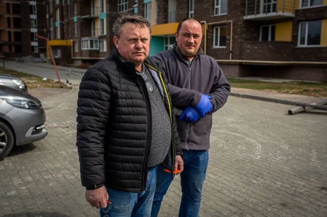 Volodymyr and Serhiy waiting for the van that collects the bodies. Eventually they gave up.