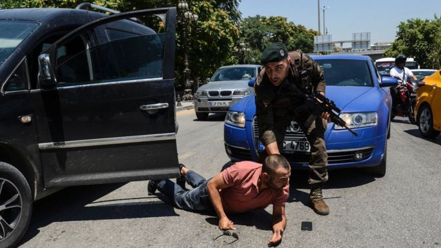 Uniformado detiene a sospechoso en Ankara.