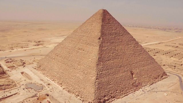 Kim tự tháp Kheops: Hãy khám phá một trong những kỳ quan của thế giới cổ đại với Kim tự tháp Kheops. Với chiều cao lên tới 147 mét, nó đã tồn tại gần 4.500 năm và vẫn là một trong những địa điểm du lịch nổi tiếng tại Ai Cập.