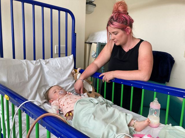 Teddi y Ally Shaw en el hospital infantil Royal de Manchester en una cuna médica.