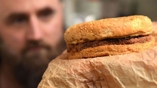 En 2019, un Australien a montré un Big Mac qu'il prétend avoir acheté en 1995.