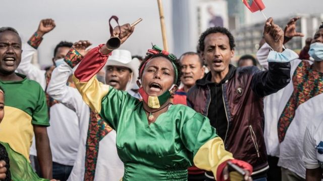 أشخاص يلوحون بالأعلام وهم يرددون الشعارات خلال حفل أقيم لدعم الجيش الإثيوبي الذي يقاتل جبهة تحرير تيغراي الشعبية في منطقتي أمهرة وعفر، في أديس أبابا ، إثيوبيا ، في 6 سبتمبر 2021 ،